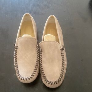 BRAND NEW UGGS TAUPE BAGE TYPE COLOR ORIGINALLY 200 selling for 100